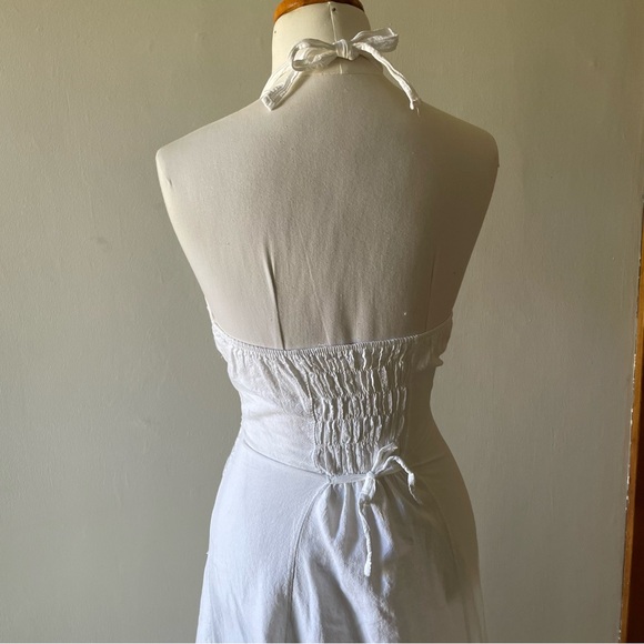 Breezy white cotton 70s dress with asymmetrical hem - Picture 4 of 4